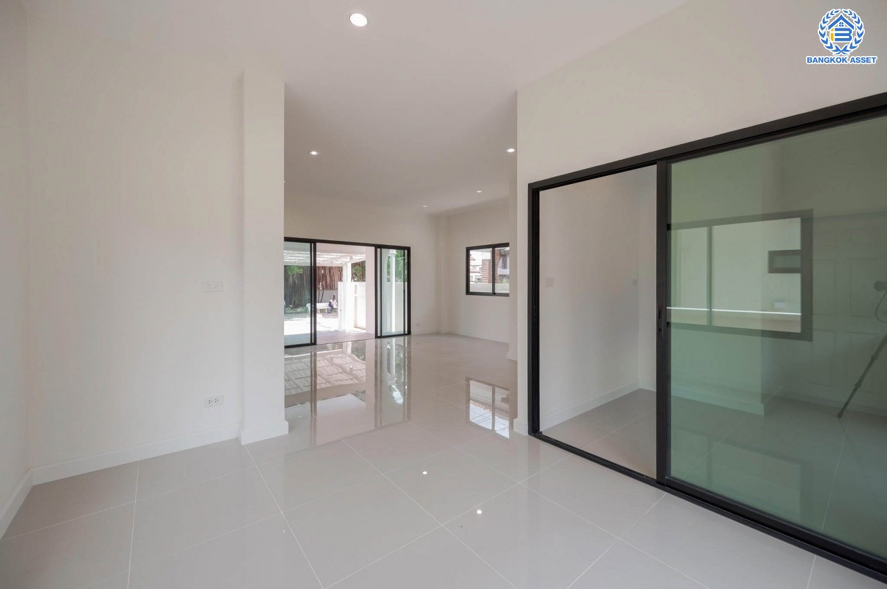 บ้านมือสองตกแต่งใหม่ โครงการ มณธานี บางแค บ้านเดี่ยว 3 ชั้น ดีไซน์หรูหรา เนื้อที่กว้าง 56.40 ตร.ว. พื้นที่ใช้สอย 240 ตร.ม. ฟังก์ชัน 5 ห้องนอน 4 ห้องน้ำ 2 ที่จอดรถ ฟังก์ชันครบตอบทุกไลฟ์สไตล์ บนทำเลศักยภาพ เชื่อมต่อถนนกาญจนาภิเษก ใกล้เดอะมอลล์บางแค ใกล้รถไฟฟ้าสายสีน้ำเงิน "สถานีหลักสอง" และจุดขึ้นทางด่วน "กาญจนาภิเษก"